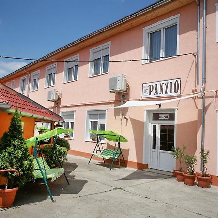 Central Panzio Сентеш Екстериор снимка