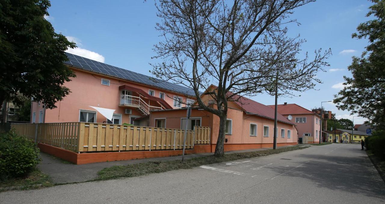 Central Panzio Сентеш Екстериор снимка