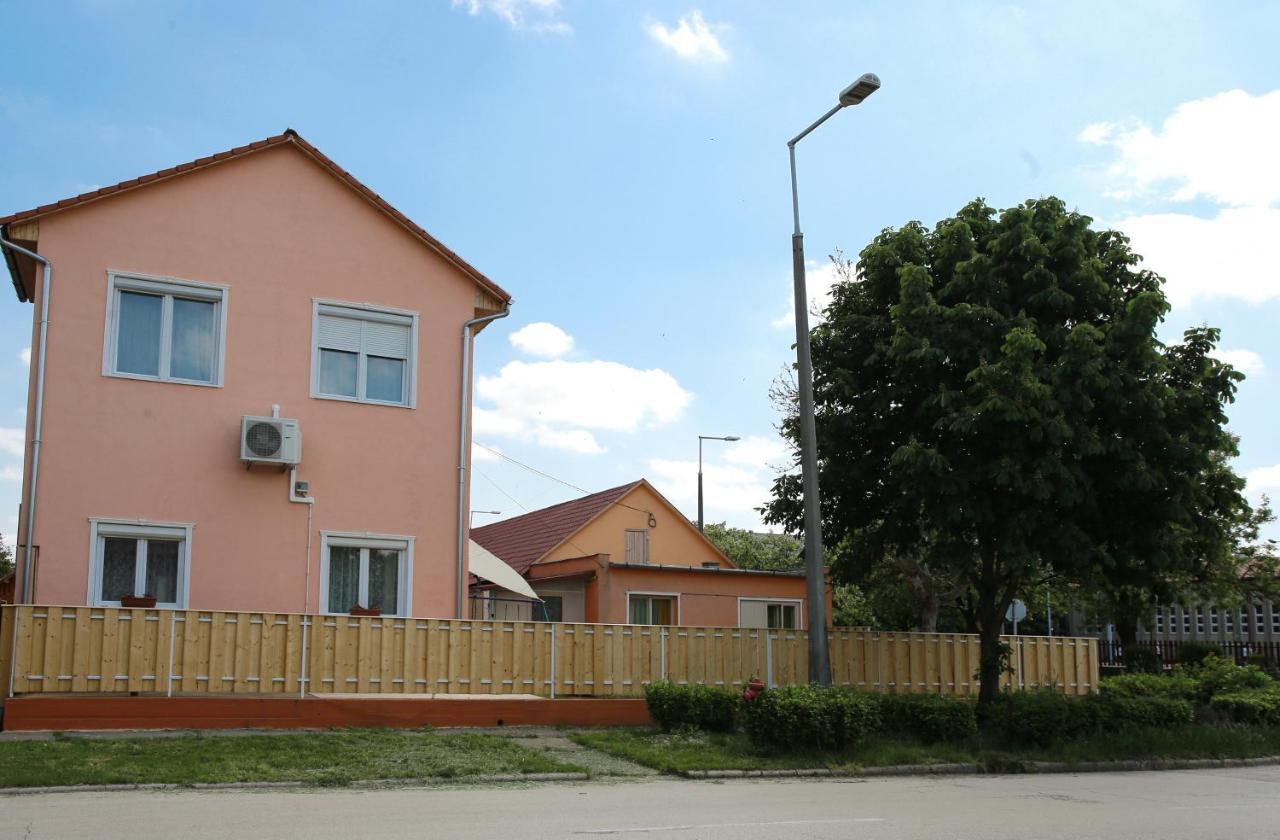Central Panzio Сентеш Екстериор снимка