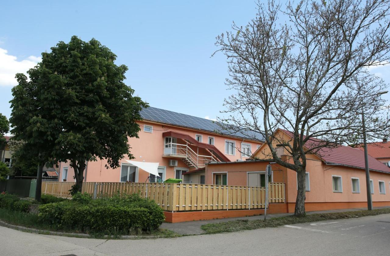 Central Panzio Сентеш Екстериор снимка